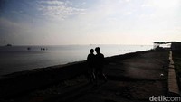 Sekretaris Kelurahan Marunda, Yuliyanto, mengatakan Pantai Marunda saat ini sudah jauh berbeda dengan beberapa tahun lalu dari segi kebersihan.