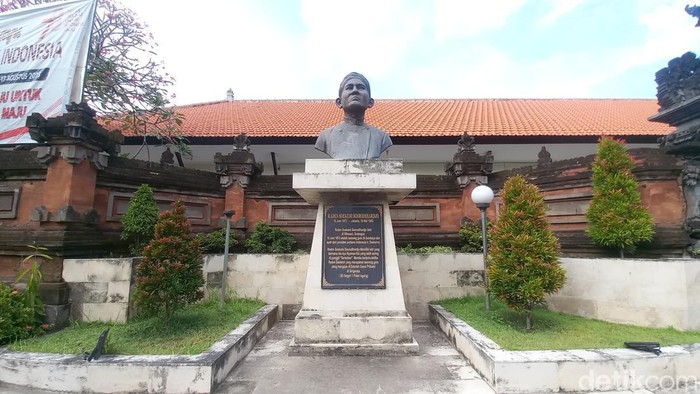 Patung  Soekemi, ayah dari Bung Karno, SD Negeri 1 Paket Agung, Buleleng, Bali. Sekolah itu dulunya bernama Sekolah Rakyat (SR) 1 Singaraja. (Foto: Made Wijaya Kusuma/detikBali)
