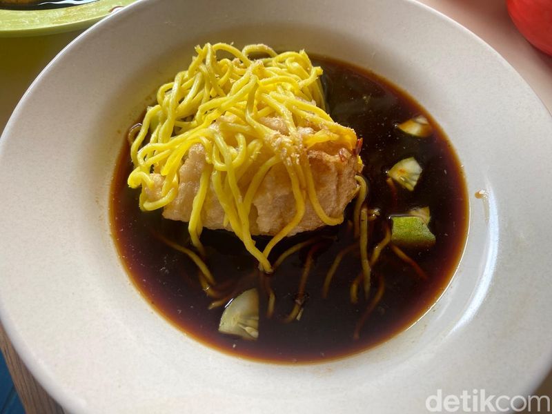 Pempek 'Hidden Gem' Legendaris di Tebet Ini Sudah Ada Sejak 1989