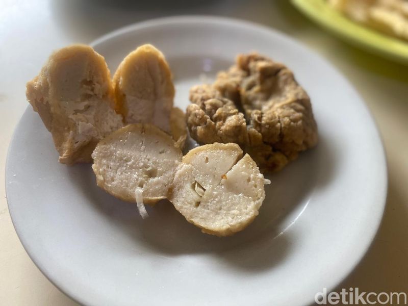 Pempek 'Hidden Gem' Legendaris di Tebet Ini Sudah Ada Sejak 1989