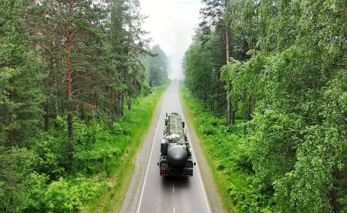 Rusia menggelar latihan militer yang melibatkan rudal balistik antarbenua Yars. Rudal itu terpantau melewati jalanan di hutan yang dirahasiakan lokasinya.