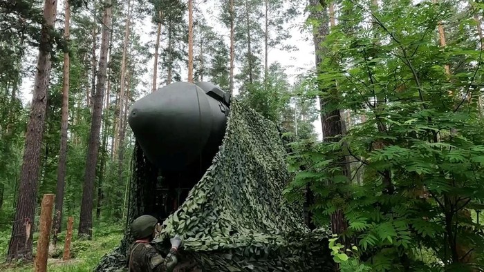 Rusia menggelar latihan militer yang melibatkan rudal balistik antarbenua Yars. Rudal itu terpantau melewati jalanan di hutan yang dirahasiakan lokasinya.