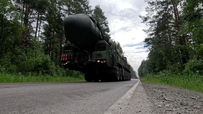 Penampakan Rudal Balistik Antarbenua Yars 'Belah' Hutan di Rusia Rusia menggelar latihan militer yang melibatkan rudal balistik antarbenua Yars. Rudal itu terpantau melewati jalanan di hutan yang dirahasiakan lokasinya.
