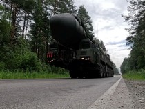 Penampakan Rudal Balistik Antarbenua Yars Belah Hutan di Rusia