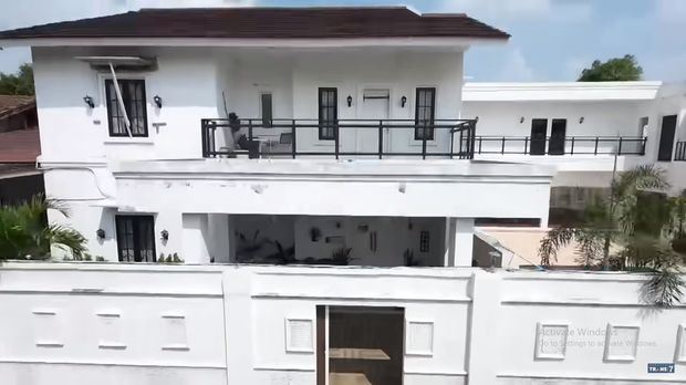 Penampakan rumah Umi Pipik.