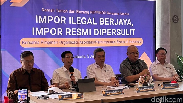 Pengusaha keberatan jika pemerintah berencana menambah pajak tambahan berupa Bea Masuk Tindakan Pengamanan (BMTP) dan Bea Masuk Anti Dumping (BMAD) untuk impor produk tekstil. Menurut pengusaha, masalah yang harus diatasi pemerintah adalah maraknya impor ilegal.