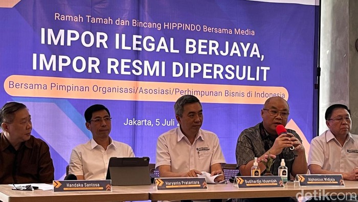 Pengusaha keberatan jika pemerintah berencana menambah pajak tambahan berupa Bea Masuk Tindakan Pengamanan (BMTP) dan Bea Masuk Anti Dumping (BMAD) untuk impor produk tekstil. Menurut pengusaha, masalah yang harus diatasi pemerintah adalah maraknya impor ilegal.