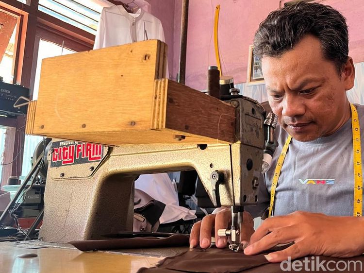 Berkah Penjahit Seragam Sekolah di Mojokerto Saat Tahun Ajaran Baru