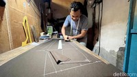 Seperti yang dirasakan Fathoni (43), pemilik Inoth Tailor di Dusun/Jotangan, Mojosari, Mojokerto. Bapak anak satu ini mengaku kebanjiran garapan seragam sekolah sejak satu pekan yang lalu.