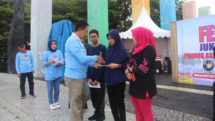 Penyaluran Beasiswa bagi Mahasiswa Selayar