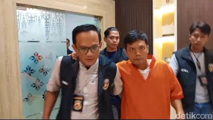 Pelaku perampokan yang disertai penyekapan Asisten Rumah Tangga (ART) dan anak pemilik rumah di Palembang sudah ditangkap. Ia ternyata memiliki hubungan keluarga dengan korban.