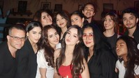 Tahun lalu, Megan Domani merayakan ulang tahun dengan orang-orang tersayang. Ia mendapat kejutan pesta dan pie ulang tahun nan cantik berhias lilin. Foto: Instagram megandomani1410