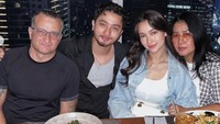 Megan dan Bryan begitu kompak dengan kedua orang tuanya. Mereka sering menikmati waktu kulineran bersama, seperti ketika merayakan ulang tahun sang ibu dan Bryan Domani. Foto: Instagram megandomani1410