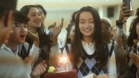Perayaan ulang tahun Megan Domani ke-20 pada 2022 begitu istimewa. Ia diberi red velvet cake saat sedang syuting series. Foto: Instagram megandomani1410