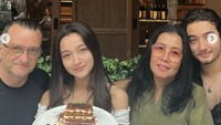 Bukti lain kedekatan Megan dan keluarganya. Saat merayakan ulang tahun, ia dan keluarga makan di restoran Italia dengan suguhan tiramisu cake. Foto: Instagram megandomani1410