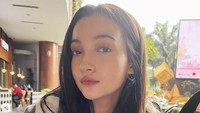 Begini kecantikan Megan Domani saat sedang santai di mall. Ia tampak ditemani camilan sehat berupa yogurt. Foto: Instagram megandomani1410