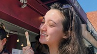 Ice cweaamm, tulis Megan Domani di keterangan foto dengan emoji mata berbintang. Sepertinya ia sangat menikmati momen hendak makan es krim rasa buah tersebut. Foto: Instagram megandomani1410