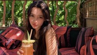 Momen santai Megan Domani terlihat di sebuah kafe. Ia memesan minuman segar berwarna oranye dengan garnish nanas. Foto: Instagram megandomani1410