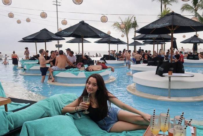 Pesona Megan Domani Saat Kulineran di Beach Club hingga Ngemil Es Krim