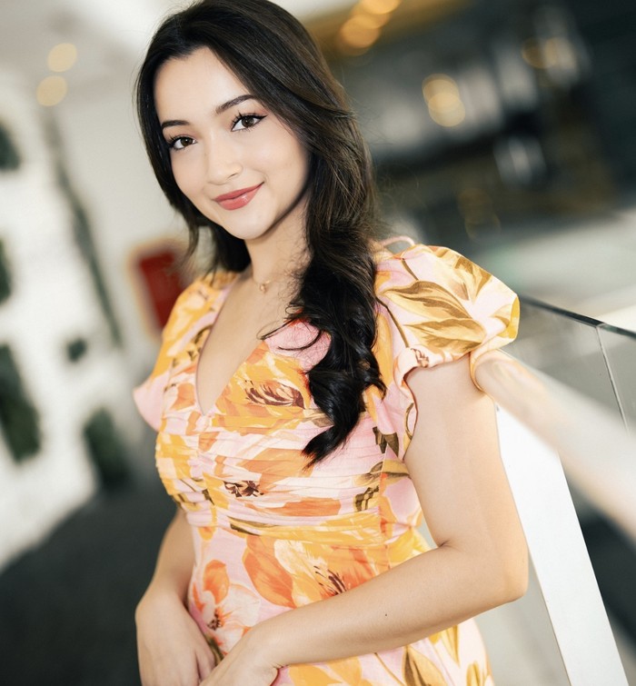 Pesona Megan Domani Saat Kulineran di Beach Club hingga Ngemil Es Krim Pesona Megan Domani Saat Kulineran di Beach Club hingga Ngemil Es Krim
