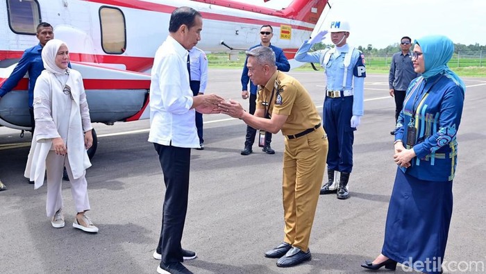 Pj Bupati Bone Andi Islamuddin saat menyambut Presiden Jokowi.