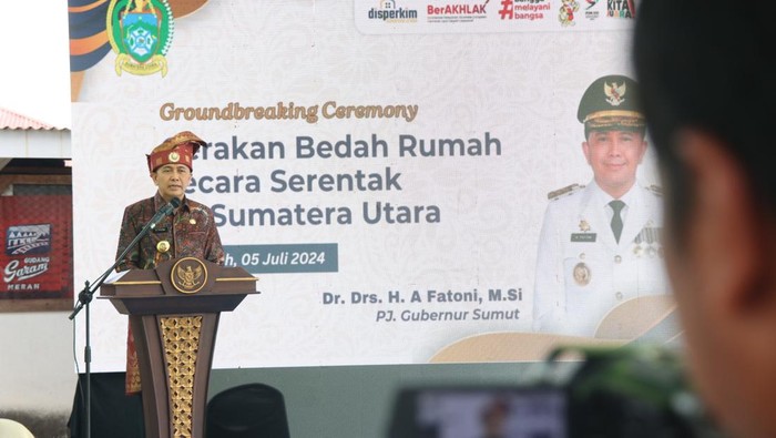 Pj Gubsu Agus Fatoni saat Groundbreaking Ceremony Gerakan Bedah Rumah Serentak se-Sumut di Desa Sei Bilah. (Dok. Diskominfo Sumut)