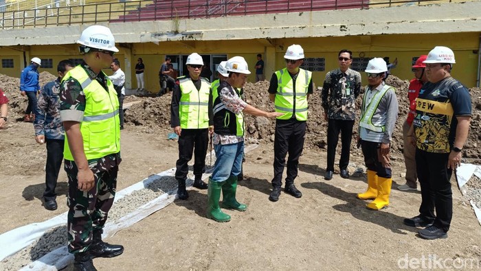Pj Walkot Parepare bersama rombongan Forkopimda meninjau progres renovasi Stadion BJ Habibie.