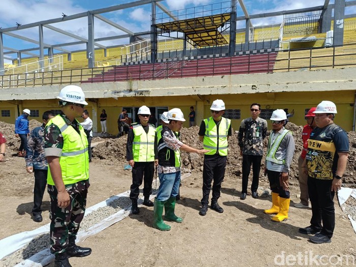 Pj Walkot Parepare bersama rombongan Forkopimda meninjau progres renovasi Stadion BJ Habibie.