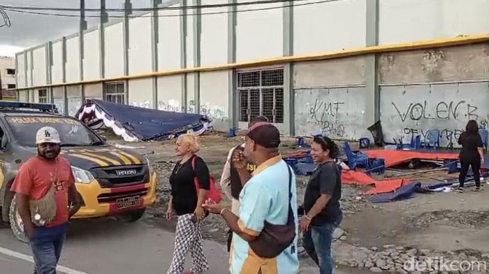 Polisi mengamankan aksi pengrusakan tenda konser International di Stadion Bawela.