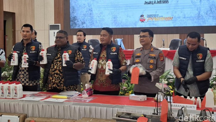 Polisi menunjukkan barang bukti oli palsu