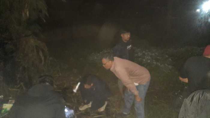 Polisi saat evakuasi jenazah korban
