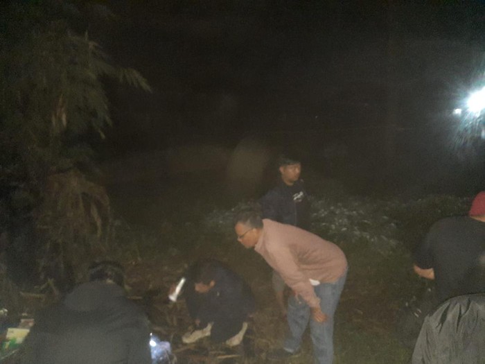 Polisi saat evakuasi jenazah korban