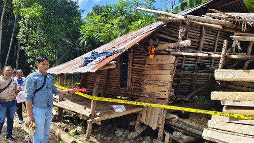 Polisi saat melakukan olah TKP di lokasi pembunuhan Daud Bata Wolo di Desa Bondosula, Kecamatan Lamboya, Kabupaten Sumba Barat, NTT, Kamis (4/7/2024). (Foto: Dok. Polres Sumba Barat)