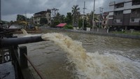 Tampak pompa digunakan untuk mengalihkan air banjir ke sungai.