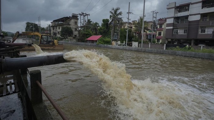 Hujan lebat melanda beberapa wilaya di India. Hujan itu menyebabkan banjir yang merendam jalanan di Guwahati.