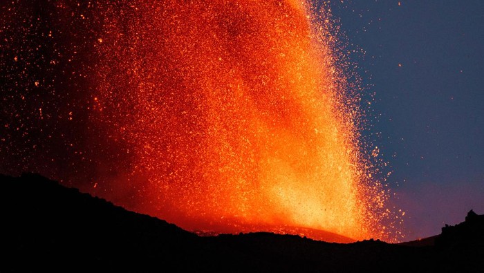 Lava rises from a crater of Mount Etna, Europe's most active volcano, Italy July 2, 2024. REUTERS/Etna Walk/Giuseppe Di Stefano