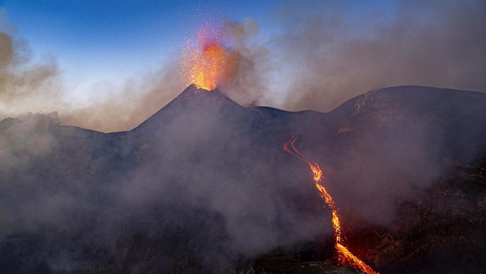 Potret Letusan Gunung Tertinggi di Eropa Jadi Tontonan Lava rises from a crater of Mount Etna, Europe's most active volcano, Italy July 2, 2024. REUTERS/Etna Walk/Giuseppe Di Stefano