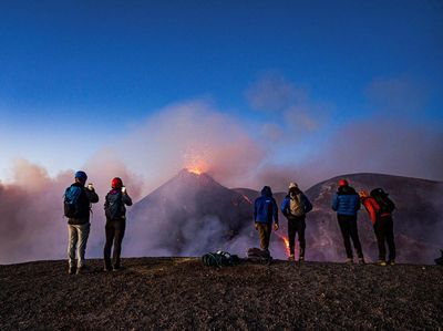 Potret Letusan Gunung Tertinggi di Eropa Jadi Tontonan