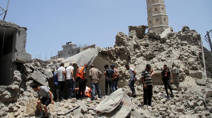 Potret Pasar Kota Tua Gaza Hancur Dibom Israel A Palestinian man reacts at the site of Israeli strikes that hit a residential building and destroyed shops at Gaza's Old City market, amid the Israel-Hamas conflict, in Gaza City July 4, 2024. REUTERS/Mahmoud Issa