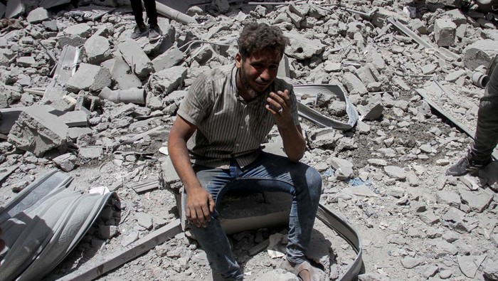 Potret Pasar Kota Tua Gaza Hancur Dibom Israel A Palestinian man reacts at the site of Israeli strikes that hit a residential building and destroyed shops at Gaza's Old City market, amid the Israel-Hamas conflict, in Gaza City July 4, 2024. REUTERS/Mahmoud Issa