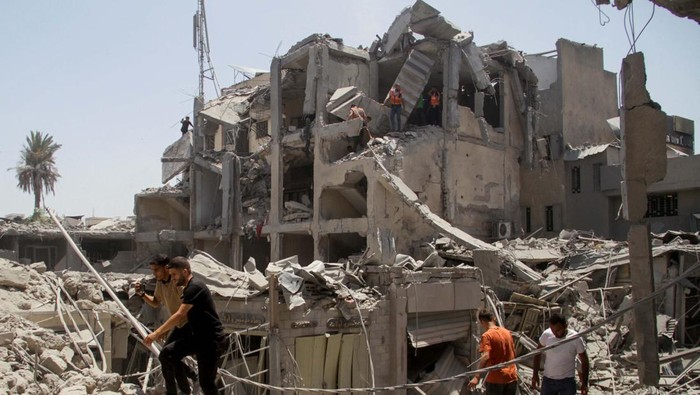 A Palestinian man reacts at the site of Israeli strikes that hit a residential building and destroyed shops at Gaza's Old City market, amid the Israel-Hamas conflict, in Gaza City July 4, 2024. REUTERS/Mahmoud Issa