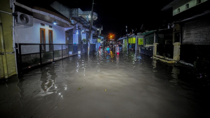 Potret Perkampungan di Rangkasbitung Terkepung Banjir Sejumlah anak bermain saat banjir merendam kawasan permukiman di Rangkasbitung, Lebak, Banten, Kamis (4/7/2024). Hujan deras yang yang terjadi di kawasan tersebut menyebabkan banjir yang merendam ratusan rumah di Kecamatan Rangkasbitung. ANTARA FOTO/Muhammad Bagus Khoirunas/nym.