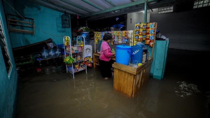 Sejumlah anak bermain saat banjir merendam kawasan permukiman di Rangkasbitung, Lebak, Banten, Kamis (4/7/2024). Hujan deras yang yang terjadi di kawasan tersebut menyebabkan banjir yang merendam ratusan rumah di Kecamatan Rangkasbitung. ANTARA FOTO/Muhammad Bagus Khoirunas/nym.