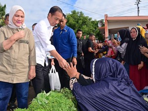 Jokowi dan Iriana Kunjungi Pasar Cekkeng Bulukumba, Beli Cabai-Bawang Merah