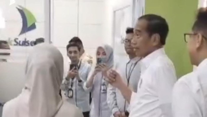 Presiden Jokowi menyambangi Kantor Layanan Bank Sulselbar yang berada di hall RSUD Sinjai.