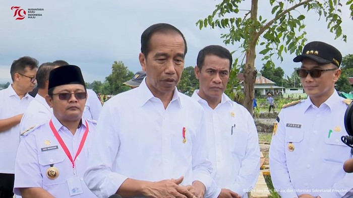 Presiden Jokowi saat kunjungan kerja meninjau pompa air di Bantaeng, Sulsel.