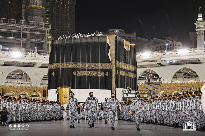 Proses pergantian kiswah Kabah
