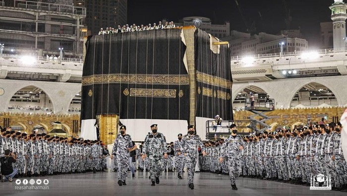 Proses pergantian kiswah Kabah