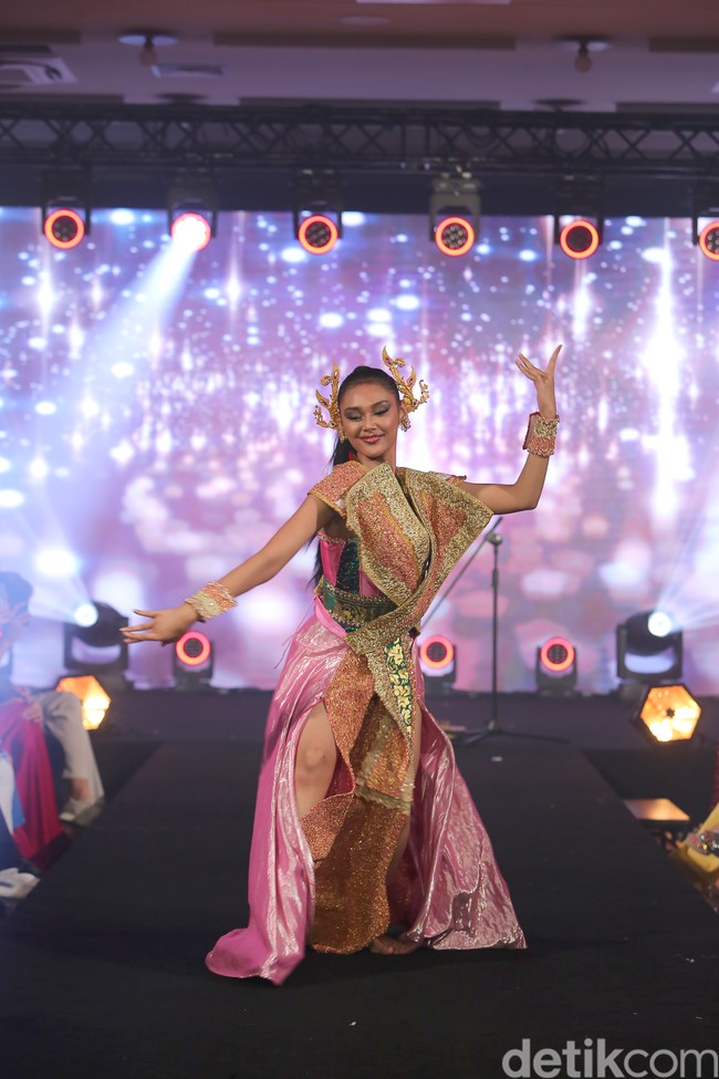 Puteri Indonesia 2024 Harashta Haifa Zahra berhasil meraih penghargaan sebagai finalis paling berbakat di kontes Miss Supranational 2024. Harashta membuat nama Indonesia harum di ajang kontes kecantikan bergengsi dunia tersebut. Foto: Dok. pribadi @officialputeriindonesia.