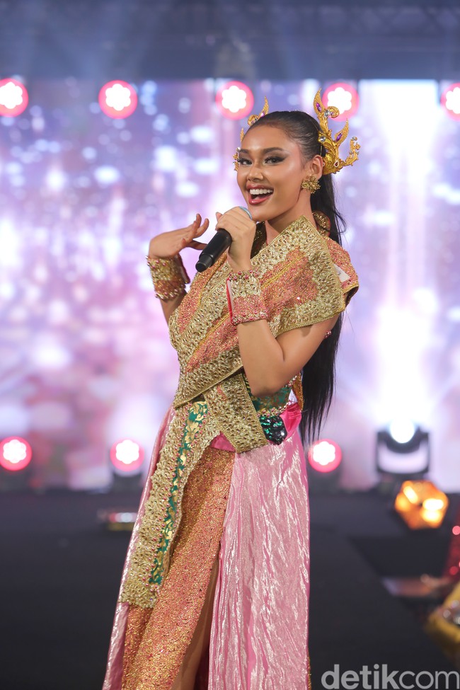 Para peserta dan undangan yang hadir turut memberikan ucapan selamat kepada Harashta Haifa Zahra yang memenangkan Supra Talent Award 2024. Acara tersebut digelar pada 30 Juni 2024 di Nowy Sacz, Malopolska, Polandia. Foto: Dok. pribadi @officialputeriindonesia.